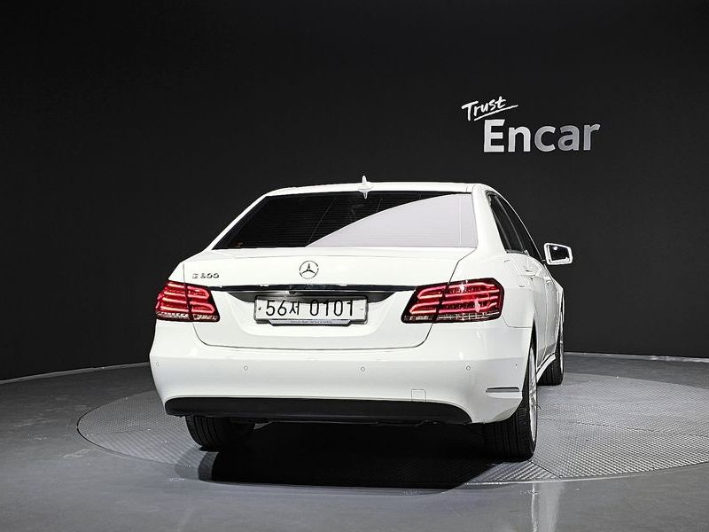 2016 Mercedes-Benz E-Class E300 Elegance photo 4