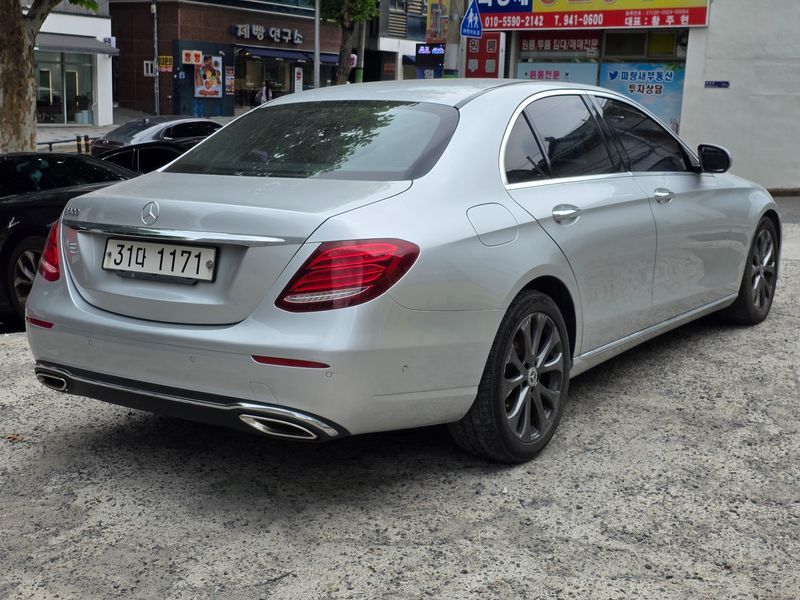 2017 Mercedes-Benz E-Class E200 Avantgarde photo 2