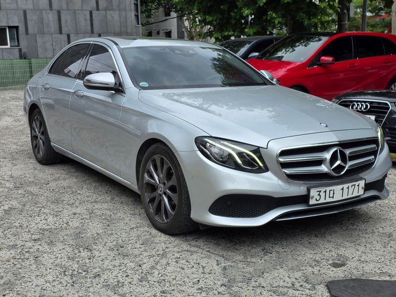 2017 Mercedes-Benz E-Class E200 Avantgarde photo 3