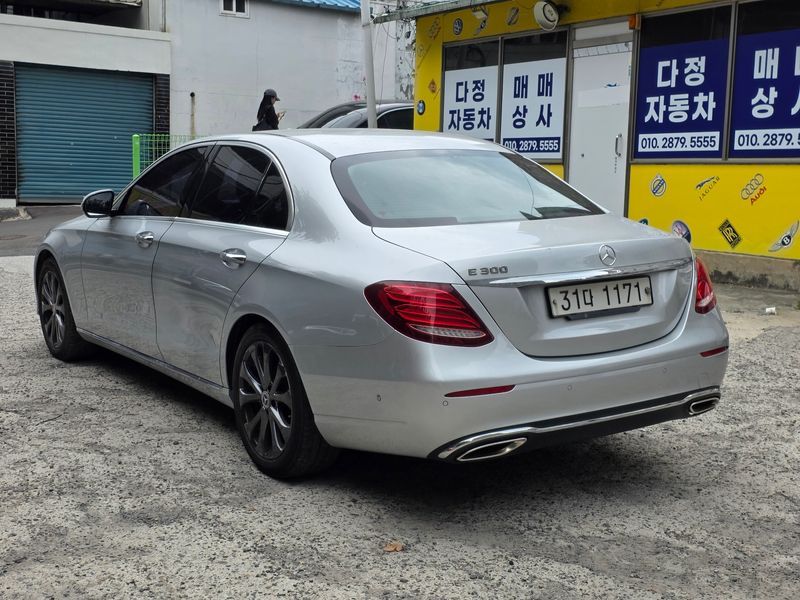 2017 Mercedes-Benz E-Class E200 Avantgarde photo 4