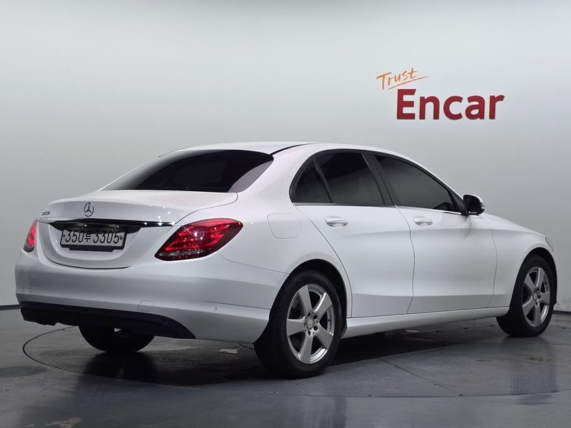 2017 Mercedes-Benz C-Class C200 photo 2
