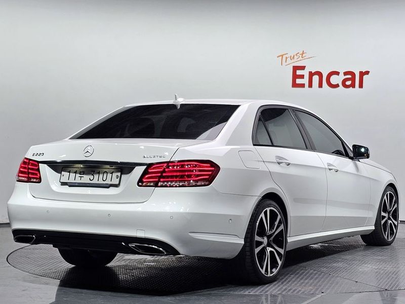 2016 Mercedes-Benz E-Class E220 Bluetec Avantgarde Sport photo 2