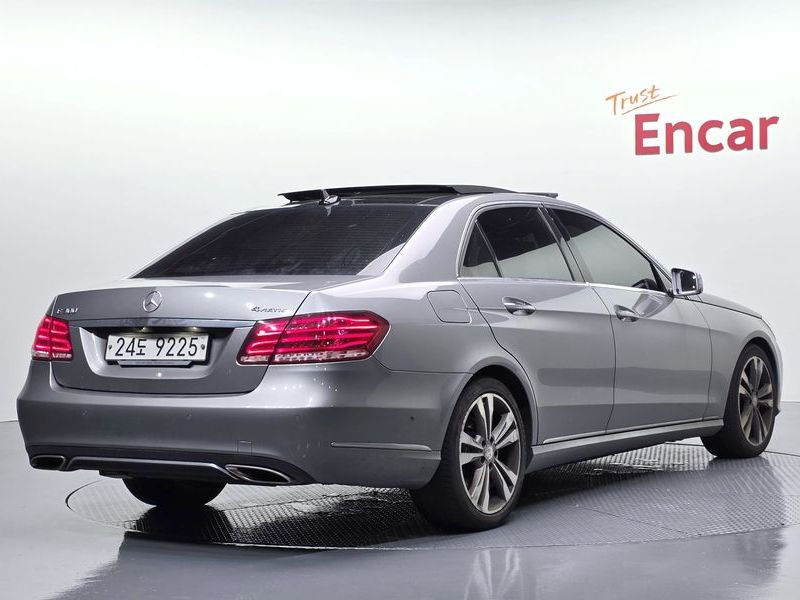 2015 Mercedes-Benz E-Class E300 4MATIC Avantgarde photo 2