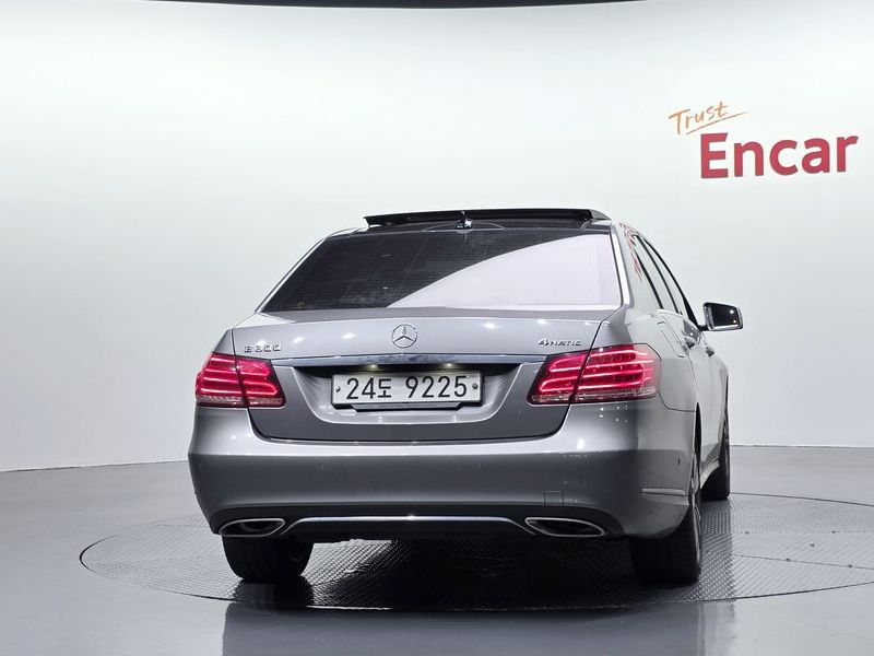 2015 Mercedes-Benz E-Class E300 4MATIC Avantgarde photo 4