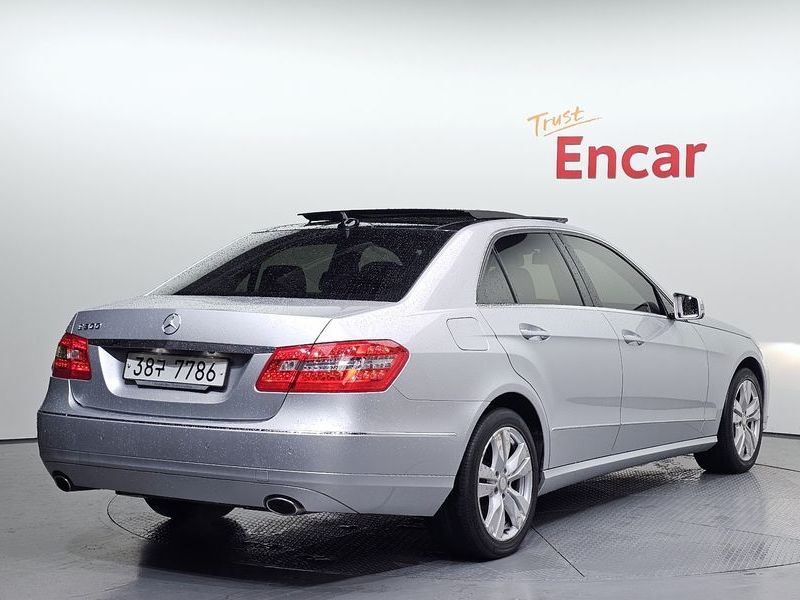 2013 Mercedes-Benz E-Class E300 Elegance photo 2
