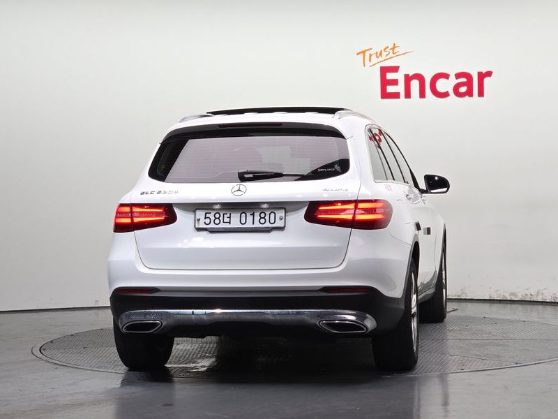2017 Mercedes-Benz C-Class GLC220 d 4MATIC photo 4