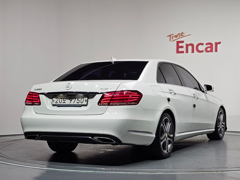 2016 Mercedes-Benz E-Class E250 BlueTec 4MATIC AV photo 2