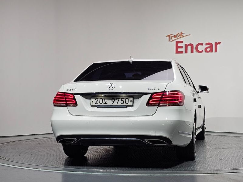 2016 Mercedes-Benz E-Class E250 BlueTec 4MATIC AV photo 4