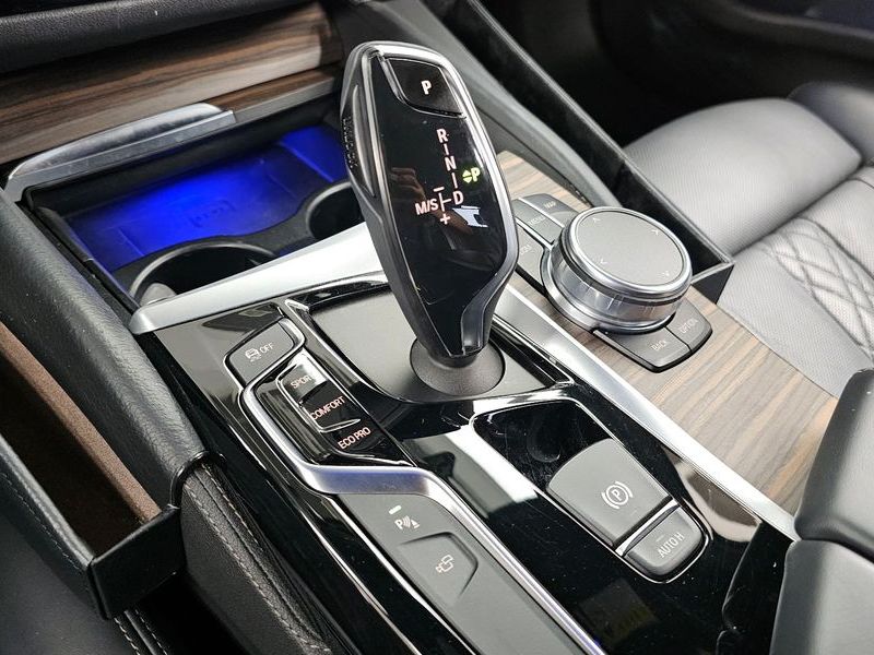 2018 BMW 5 Series 530i M Sport Package Plus photo 9