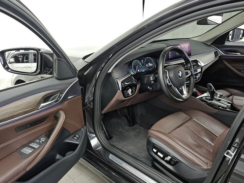 2019 BMW 5 Series 530i xDrive Luxury Plus photo 10