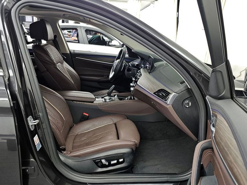 2019 BMW 5 Series 530i xDrive Luxury Plus photo 11
