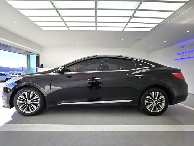 2015 Hyundai Grandeur HG220 Diesel Modern photo 4