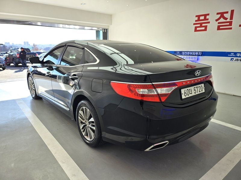 2015 Hyundai Grandeur HG220 Diesel Modern photo 5