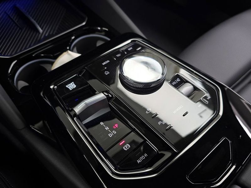 2024 BMW 5 Series 520i photo 9