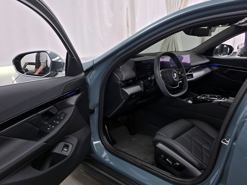 2024 BMW 5 Series 520i photo 10