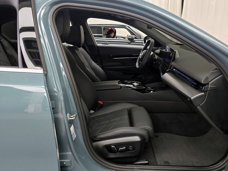 2024 BMW 5 Series 520i photo 11