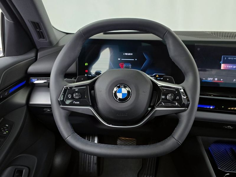2024 BMW 5 Series 520i photo 13