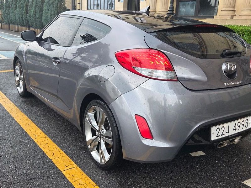 2012 Hyundai Veloster Extreme photo 2