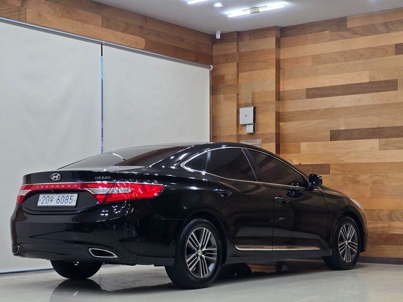 2014 Hyundai Grandeur HG240 Modern photo 2