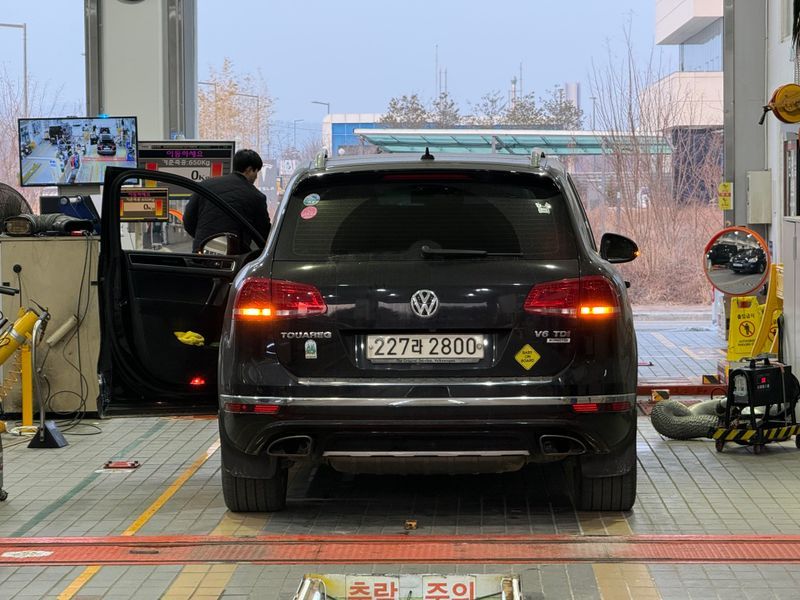 2016 Volkswagen Touareg V6 3.0 TDI R-Line 7P5 photo 2