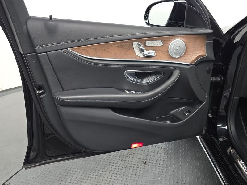 2020 Mercedes-Benz E-Class E300 4MATIC Exclusive photo 28