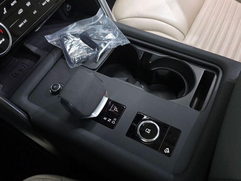 2022 Land Rover Discovery D250 SE photo 9