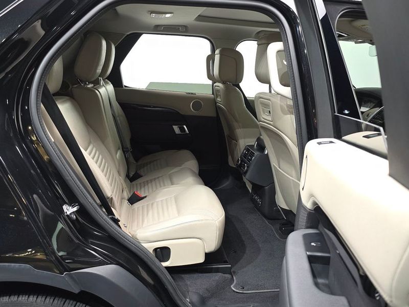 2022 Land Rover Discovery D250 SE photo 11