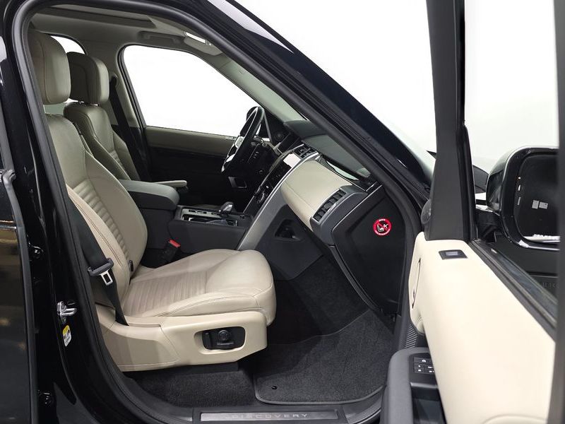 2022 Land Rover Discovery D250 SE photo 12