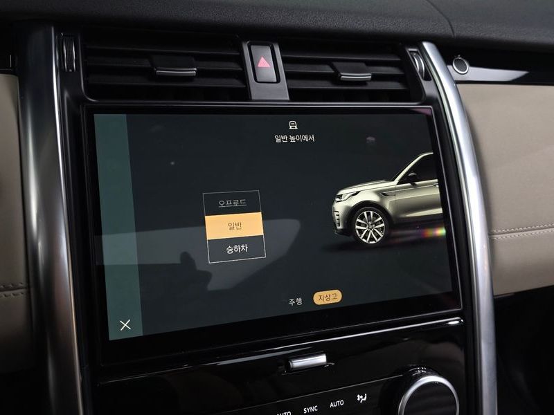 2022 Land Rover Discovery D250 SE photo 16