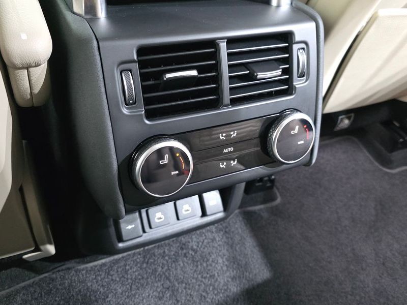2022 Land Rover Discovery D250 SE photo 18