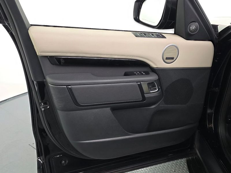 2022 Land Rover Discovery D250 SE photo 24