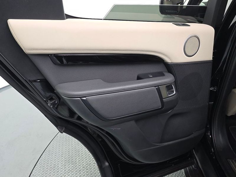 2022 Land Rover Discovery D250 SE photo 25