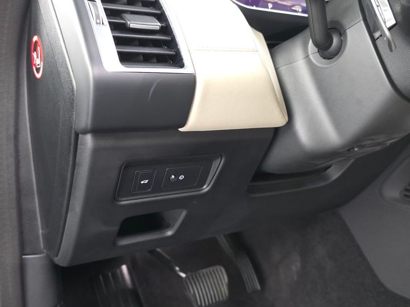 2022 Land Rover Discovery D250 SE photo 30