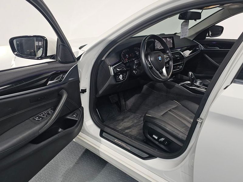 2020 BMW 5 Series 520i Luxury photo 10