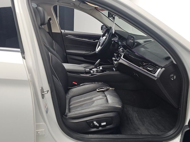 2020 BMW 5 Series 520i Luxury photo 12