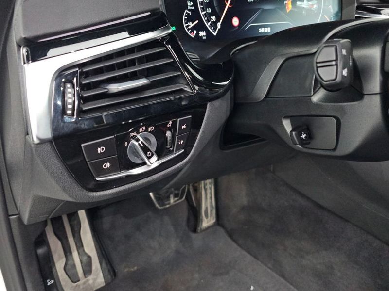 2019 BMW 5 Series 520d xDrive M Sport Package Plus photo 28