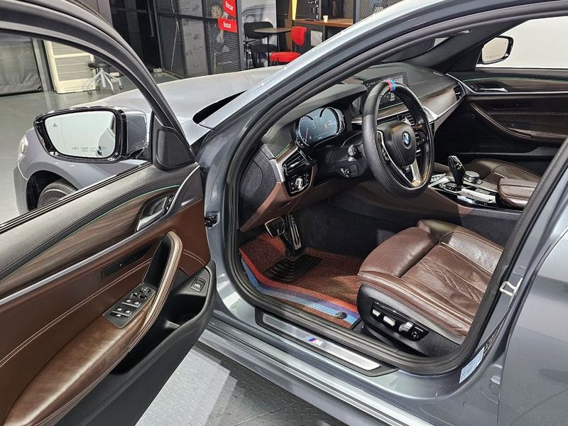 2017 BMW 5 Series 530i xDrive M Sport Package Plus photo 10