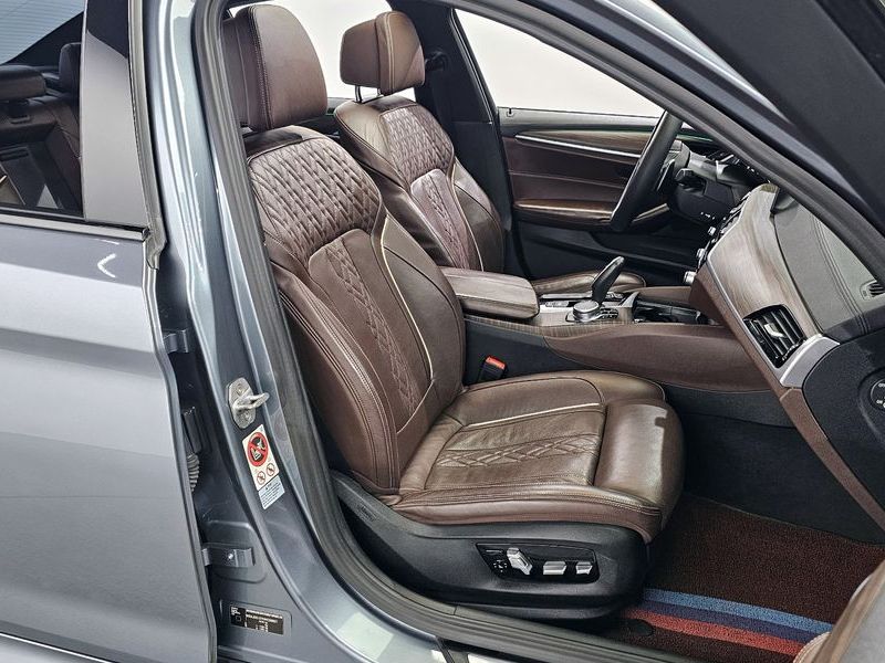 2017 BMW 5 Series 530i xDrive M Sport Package Plus photo 12