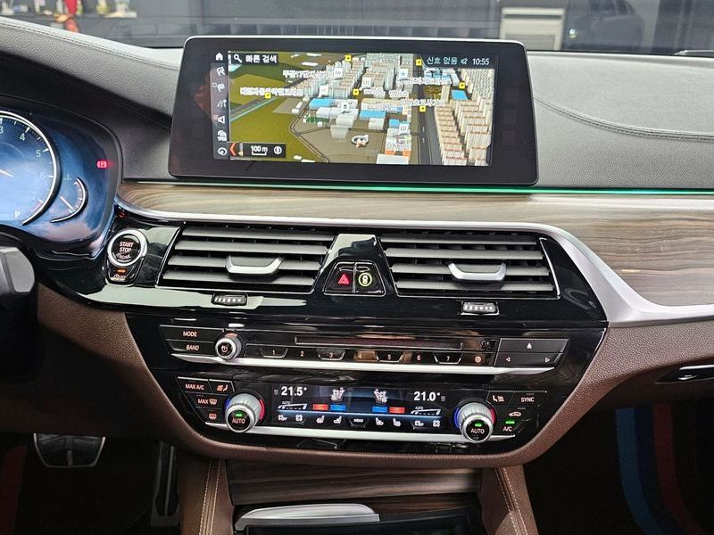 2017 BMW 5 Series 530i xDrive M Sport Package Plus photo 16