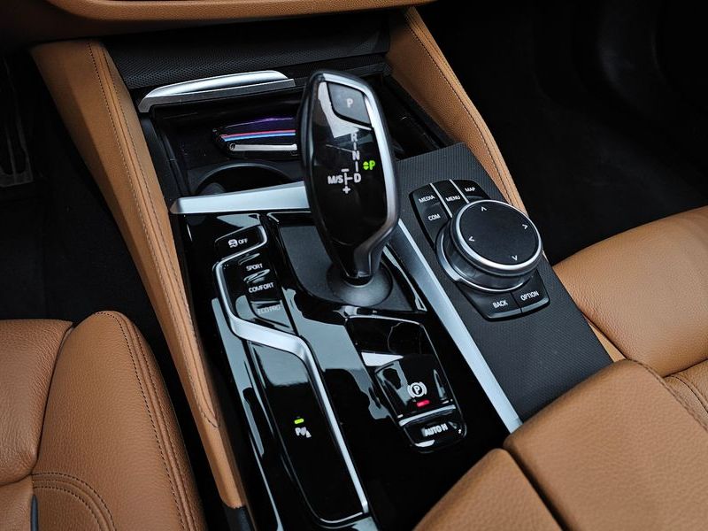 2021 BMW 5 Series 520i M Sport photo 9