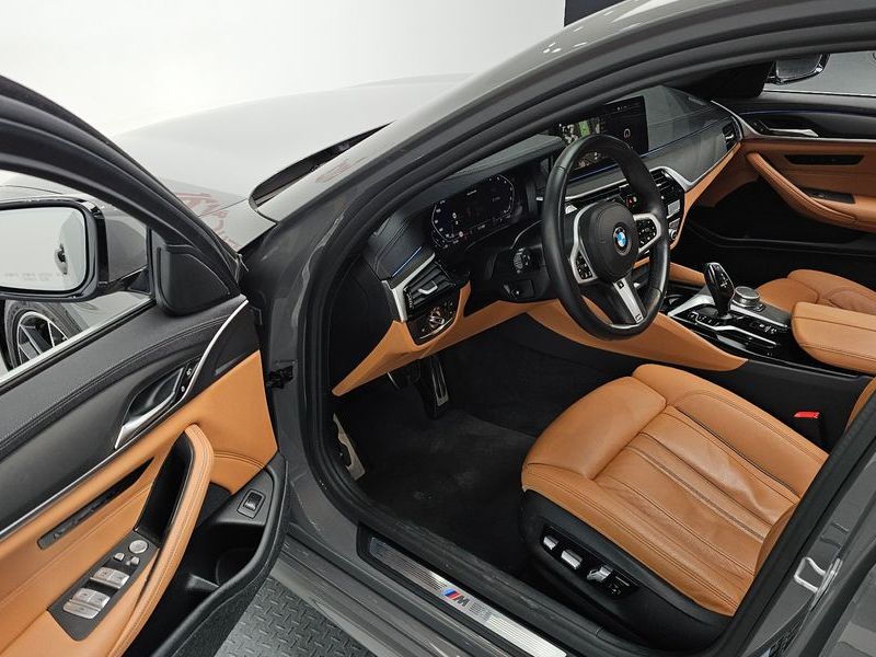 2021 BMW 5 Series 520i M Sport photo 11