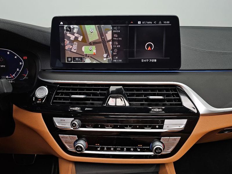 2021 BMW 5 Series 520i M Sport photo 14