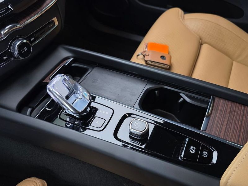 2023 Volvo XC60 B5 Ultimate Bright photo 9