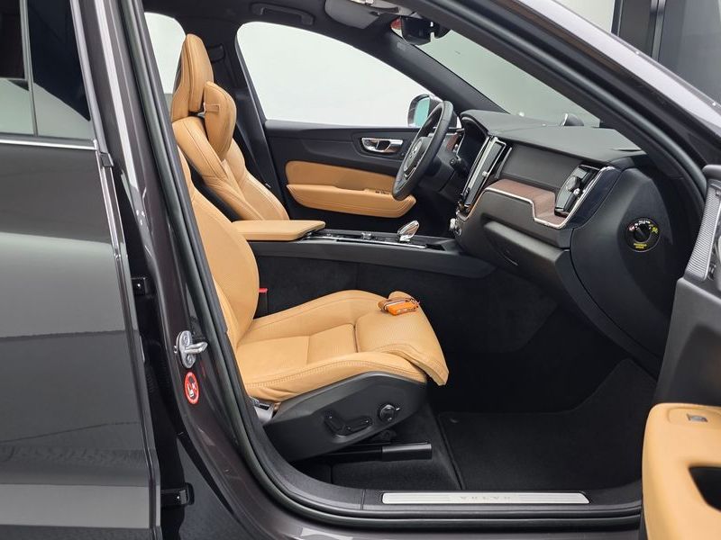 2023 Volvo XC60 B5 Ultimate Bright photo 10