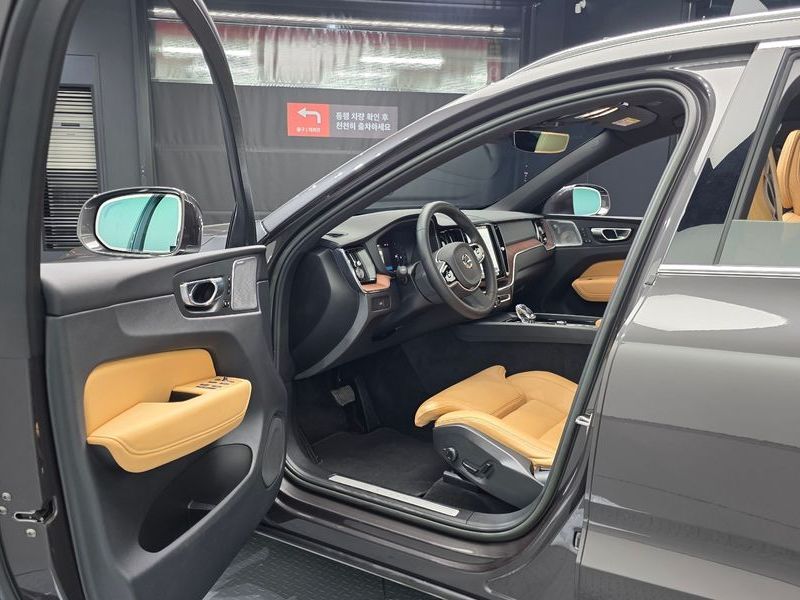 2023 Volvo XC60 B5 Ultimate Bright photo 12