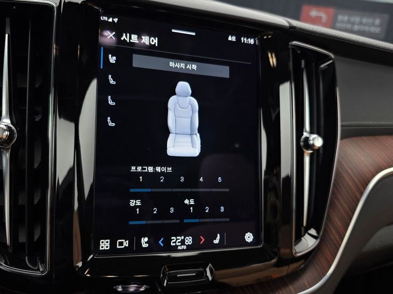 2023 Volvo XC60 B5 Ultimate Bright photo 16
