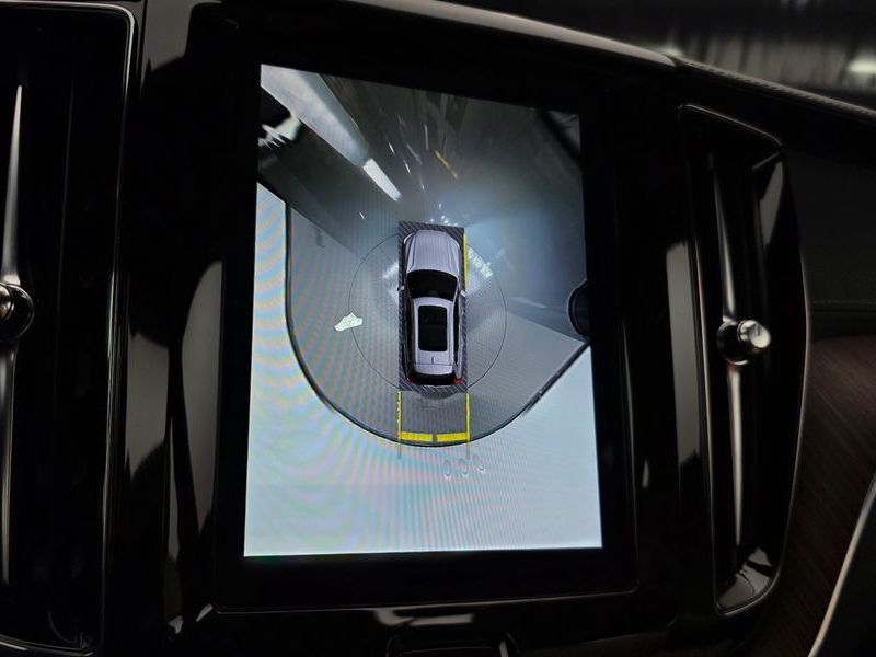 2023 Volvo XC60 B5 Ultimate Bright photo 17