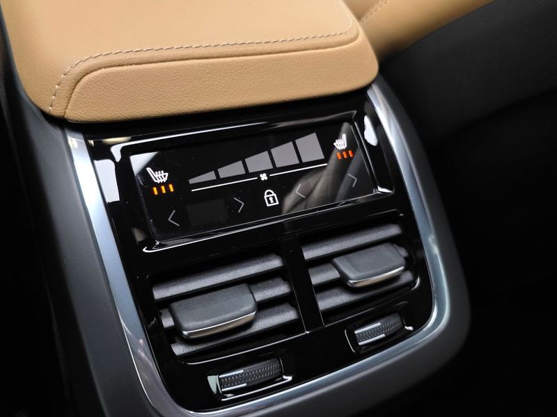 2023 Volvo XC60 B5 Ultimate Bright photo 18