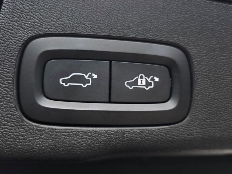 2023 Volvo XC60 B5 Ultimate Bright photo 21