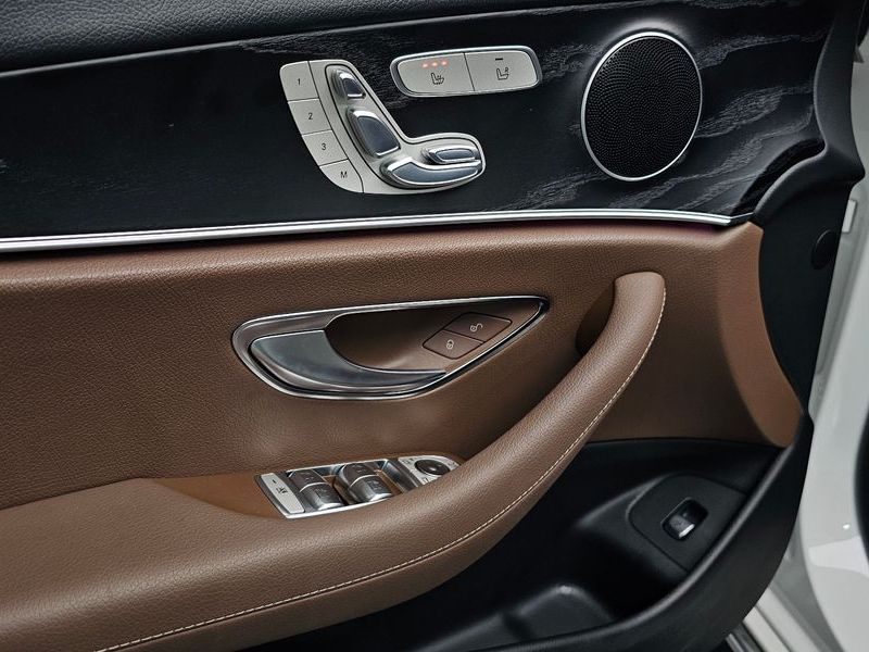 2017 Mercedes-Benz E-Class E220d Avantgarde photo 16